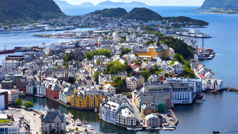 From lesund to Trondheim